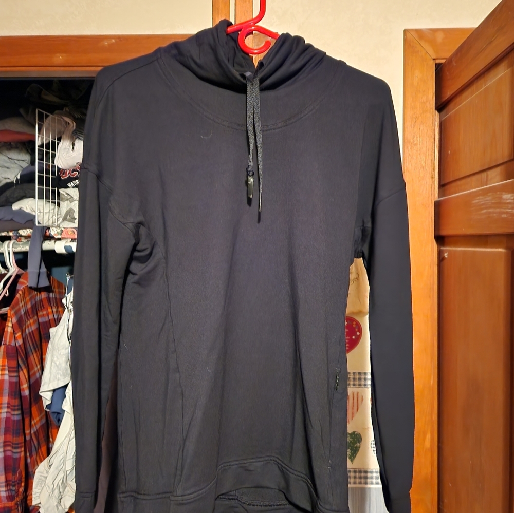 Lululemon twisted and tucked LS size 4, black. Style W3AVGS